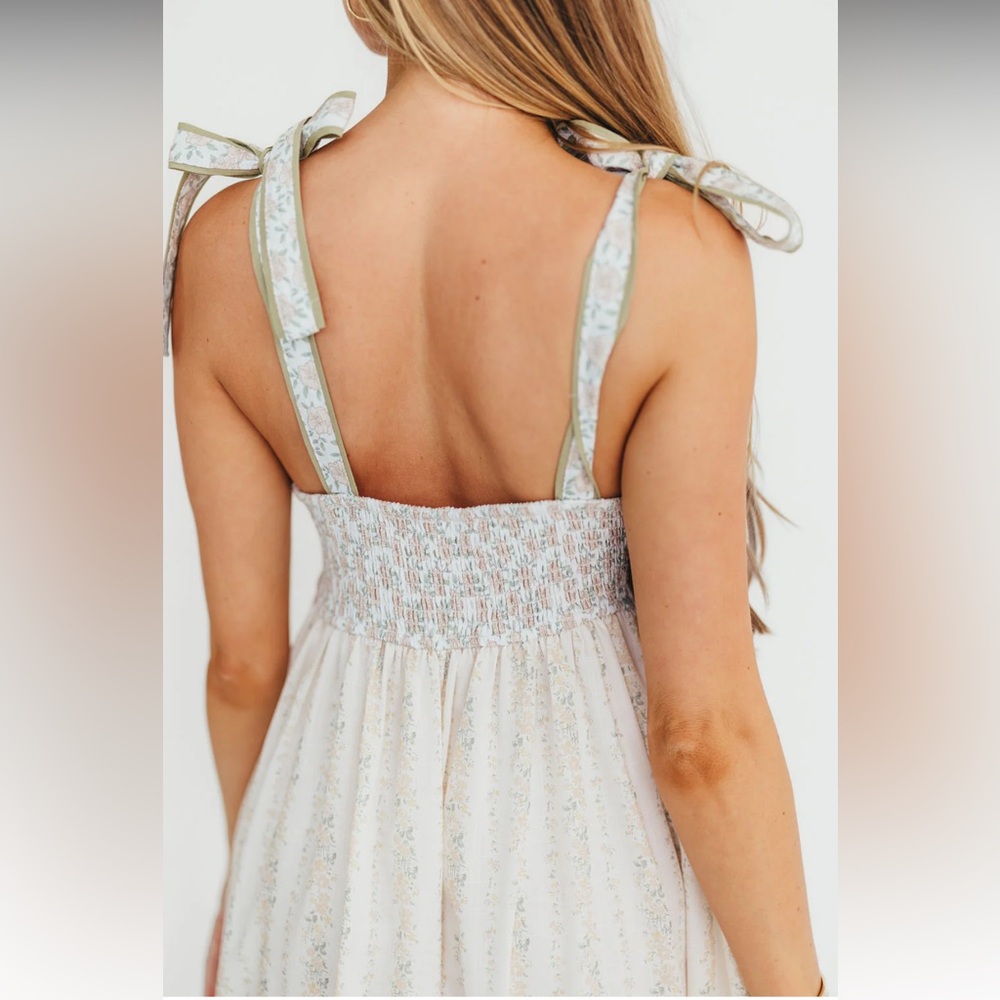 Worth Collective 	
Kelly Adjustable Tie Maxi Dress in Pale Peach Floral size M